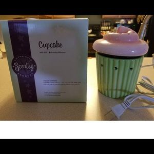 Cupcake Scentsy warmer NIB Rare
